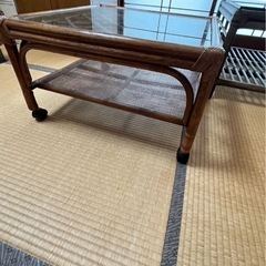 ガラス板テーブル(コマ付き)の画像