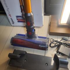 人気のダイソンv8　fluffy 完動品の画像