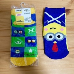 値下げ　新品　子供エプロン、三角巾、靴下ミニオンの画像