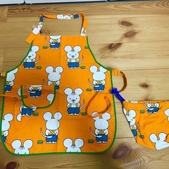 値下げ　新品　子供エプロン、三角巾、靴下ミニオンの画像