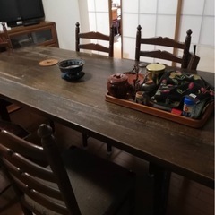 オーダーメイドのテーブルです。椅子も6脚付けます。