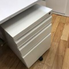 事務用キャビネット鍵付きの画像