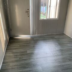 在庫一掃セール残り2棟！【資材でのご提供】W2000×D3000×H2500㎜ 約6㎡・3.7畳申請不要 現地組立 ユニットハウス 簡易ハウス コンテナハウス 窓二つ付き 納期相談 低コスト 耐火 断熱 防音 耐震 連結可能 増築対策 物置・事務所・別宅・従業員宿舎に最適 日本語説明書付き グレー (グリーン)の画像