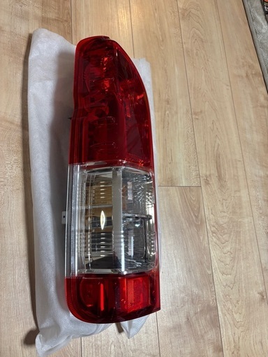 ●ハイエース　テールレンズ　左側のみ