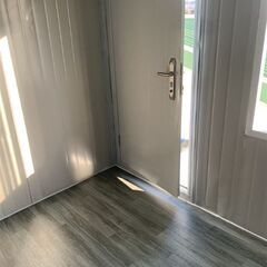 在庫一掃セール残り2棟！【資材でのご提供】W3000×D5950×H2800㎜ 約18㎡・11畳申請不要 現地組立 ユニットハウス 簡易ハウス コンテナハウス 窓二つ付き 納期相談 低コスト 耐火 断熱 防音 耐震 連結可能 増築対策 物置・事務所・別宅・従業員宿舎に最適 日本語説明書付き グレー (グリーン) 仮設ハウス、プレハブハウス、プレハブの画像