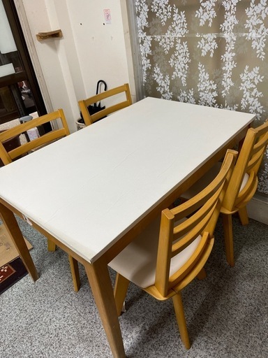 飲食店で使用できる椅子とテーブル