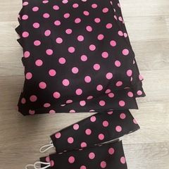 美品！黒×ピンクのドット柄カーテン2枚組みセットの画像