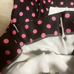 美品！黒×ピンクのドット柄カーテン2枚組みセットの画像