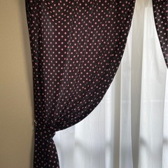 美品！黒×ピンクのドット柄カーテン2枚組みセットの画像