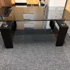 ガラステーブル黒い木製の脚
