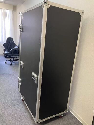 木とアルミ製の輸送用箱