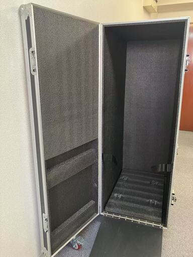 木とアルミ製の輸送用箱