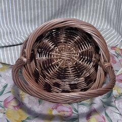 深みのある色合いとグラデーションにうっとり。取っ手付きかご②（やっぱり安心する籐シリーズ)中古 絶賛断捨離中の画像