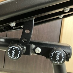 ロ 2502-076 LEADING EDGE マルチポジションベンチ 座面角度3段階 ネジを引っ張ると調節できます。 汚れありの画像