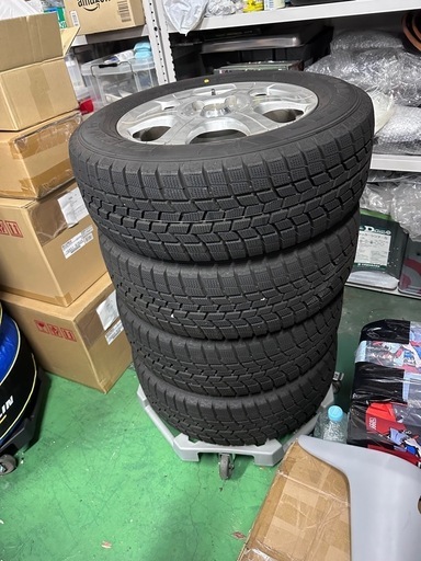 スタッドレスタイヤ  バリ山 ノアヴォクシー