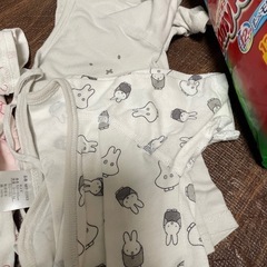 【8月末処分】新生児肌着や帽子など(おまけ付き)の画像