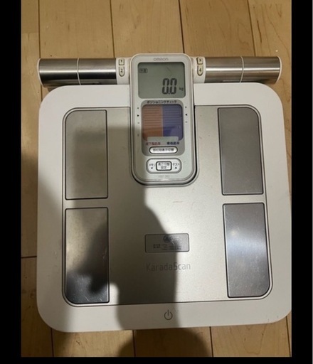 オムロンのカラダスキャン。体重測定はもちろん手と足で全身の体脂肪率の部位ごとの筋肉量が計れます。