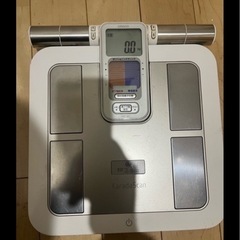 オムロンのカラダスキャン。体重測定はもちろん手と足で全身の体脂肪...