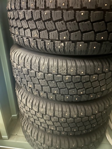 値下げ　スパイクタイヤ　フルピン　ハイエース　キャラバン