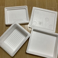 発泡スチロールの箱2つ