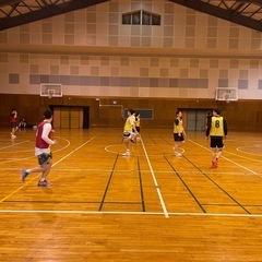 中学校自体が休校になってるので、体育館自体も使えないのでお休みです。次回の行橋バスケットボールサークルは2月5日（水）行橋市立仲津中学校中学校体育館、19時から21時　なんですが、雪の状況次第ではお休みになります。 - スポーツ