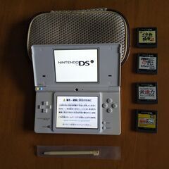 任天堂 DSi + ゲームソフト4点 ＋ソフトケースの画像