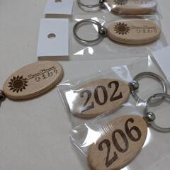名入り＆ロゴ入り木製キーホルダー　入園＆入学　手書きイラスト　結婚式席札　ナンバープレートの画像
