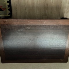 木製のフロアテーブルの画像