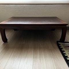 木製のフロアテーブルの画像