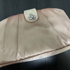 ビジュー付きサテンクラッチバッグの画像