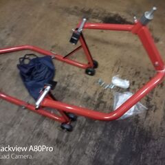 バイクのフロントとリアの兼用スタンドの画像