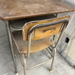 学校の机と椅子の画像