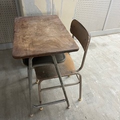 学校の机と椅子