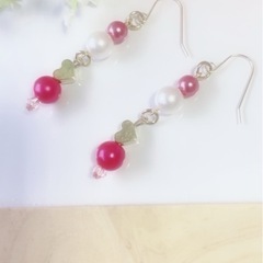 ピンク×ゴールドのハートピアスの画像