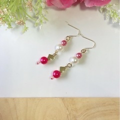 ピンク×ゴールドのハートピアスの画像