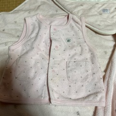 ベビーオクルミ　ロンパンス、ベストの3点セット
の画像