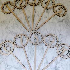 GLSTOY 20個 木製シートサイン 結婚披露宴スタンド 素朴な木製の数字の画像