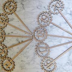 GLSTOY 20個 木製シートサイン 結婚披露宴スタンド 素朴な木製の数字の画像