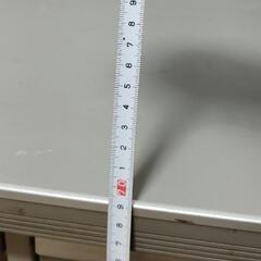 ちょっと大きめのスチール机の画像