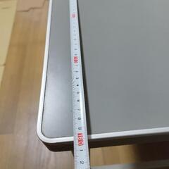 ちょっと大きめのスチール机の画像
