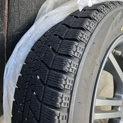 ホイール付きスタッドレスタイヤの画像