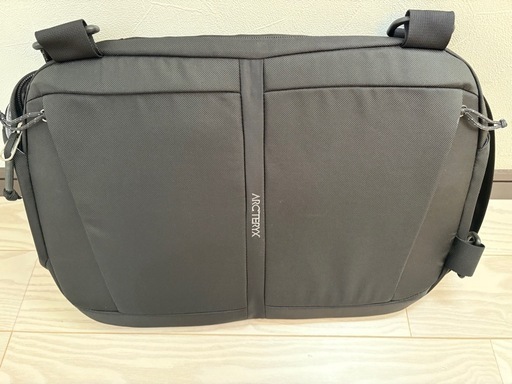 ARC'TERYX  
switchblade  ショルダーバッグ 