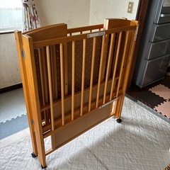 折りたたみベビーベッドの画像