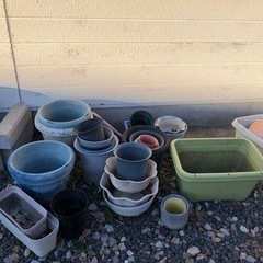 プラ製プランター・鉢多数、支柱色々