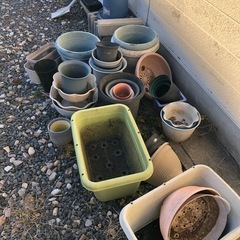 プラ製プランター・鉢多数、支柱色々の画像
