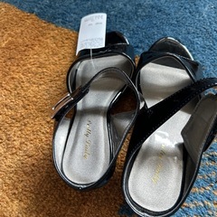 未使用タグ付きエナメルブラックサンダルLサイズの画像