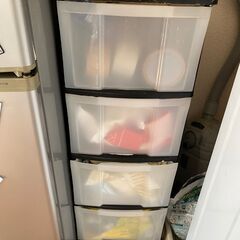 車輪付きのプラスチック製収納キャビネット