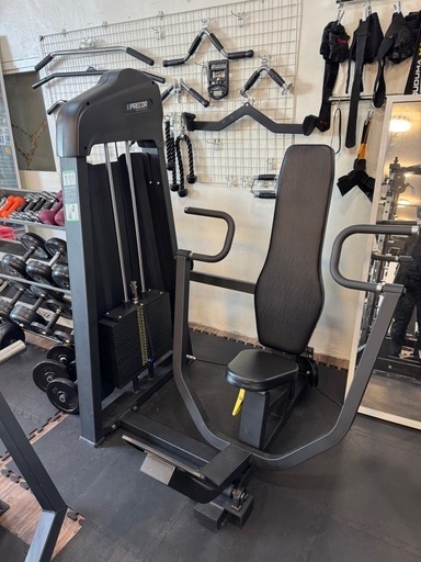 チェストプレスマシン