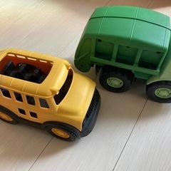 スクールバスとゴミ収集車