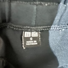 ユニクロブラック黒スラックスの画像